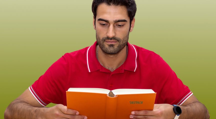 Ein Mann liest ein Buch mit der Aufschrift "Deutsch".